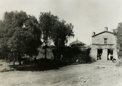 Entrada do recinto à volta da Igreja de Nossa Senhora Maria de Sião, Axum, Etiópia, fotografia de Ugo Monneret de Villard, cerca de 1937 de Ugo Monneret de Villard