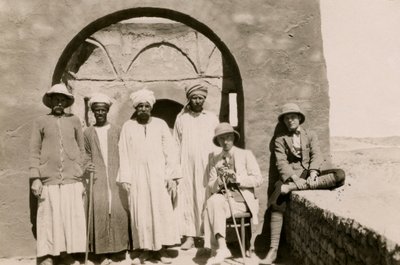 Quatro trabalhadores, o arquiteto Ferdinando Reggiori e o arqueólogo Ugo Monneret de Villard no Mosteiro de São Simeão, Assuão, Egito, fotografia de Ugo Monneret de Villard de Ugo Monneret de Villard