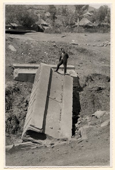 Fragmento de estela, Axum, Etiópia, fotografia de Ugo Monneret de Villard de Ugo Monneret de Villard
