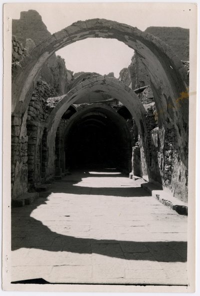 Galeria 94 virada para sul, Mosteiro de São Simeão, Assuão, Egito, fotografia de Ugo Monneret de Villard de Ugo Monneret de Villard