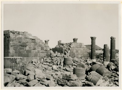 Grande Recinto, vista das paredes e colunas do Grande Templo, Musawwarat es Sufra, Sudão, fotografia de Ugo Monneret de Villard de Ugo Monneret de Villard
