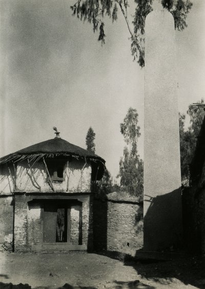 Casa junto a uma estela, Axum, Etiópia, fotografia de Ugo Monneret de Villard de Ugo Monneret de Villard