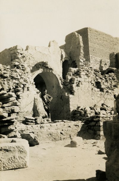 Interior da grande torre de menagem (qasr) do Mosteiro de São Simeão, Assuão, Egito, fotografia de Ugo Monneret de Villard de Ugo Monneret de Villard