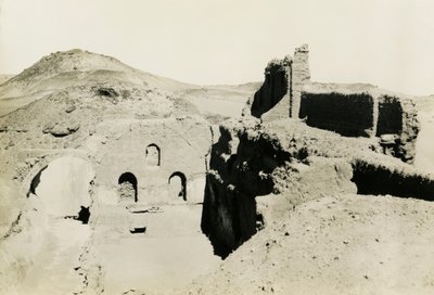 Interior da grande torre de menagem (qasr) do Mosteiro de São Simeão, Assuão, Egito, fotografia de Ugo Monneret de Villard de Ugo Monneret de Villard