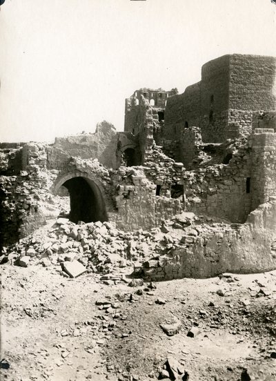 Grande torre de menagem (qasr) do Mosteiro de São Simeão, Assuão, Egito, fotografia de Ugo Monneret de Villard de Ugo Monneret de Villard