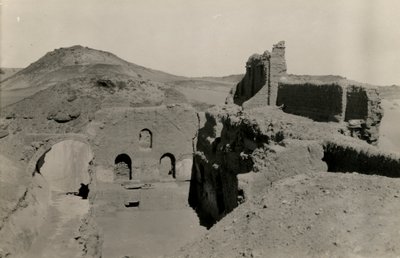 Grande torre de menagem (qasr) do mosteiro de São Simeão, vista da passagem antes da sua escavação, Assuão, Egito, fotografia de Ugo Monneret de Villard de Ugo Monneret de Villard