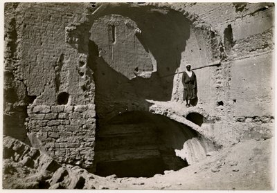 Grande torre de menagem (qasr) do mosteiro, Assuão, Egito, fotografia de Ugo Monneret de Villard de Ugo Monneret de Villard