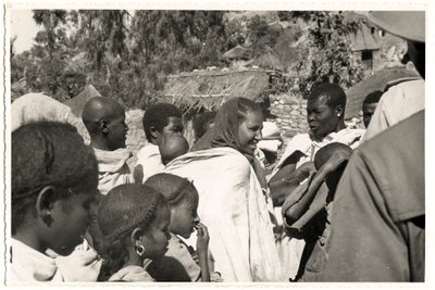 Homens, mulheres e crianças em Axum, Etiópia, fotografia de Ugo Monneret de Villard de Ugo Monneret de Villard