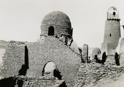 Minarete de al-Mashhad al-Bahari e ruínas da mesquita, perto de Assuão, Egito, fotografia de Ugo Monneret de Villard de Ugo Monneret de Villard