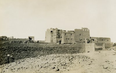 Mosteiro de São Simeão, visto do exterior a partir do leste, Assuão, Egito, fotografia de Ugo Monneret de Villard de Ugo Monneret de Villard