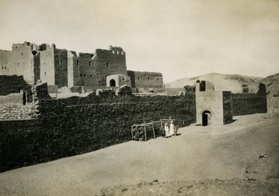 Mosteiro de São Simeão, visto do exterior com a parede oriental, Assuão, Egito, fotografia de Ugo Monneret de Villard de Ugo Monneret de Villard