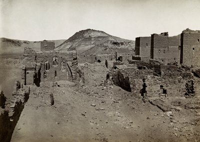 Mosteiro de São Simeão, visto da zona de terraços a sudoeste, Assuão, Egito, fotografia de Ugo Monneret de Villard de Ugo Monneret de Villard