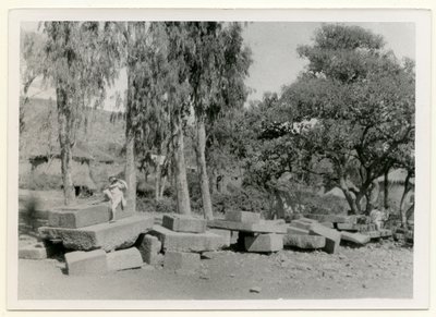 Restos de plataformas de pedra, também conhecidas como Tronos do Rei, Axum, Etiópia, fotografia de Ugo Monneret de Villard de Ugo Monneret de Villard