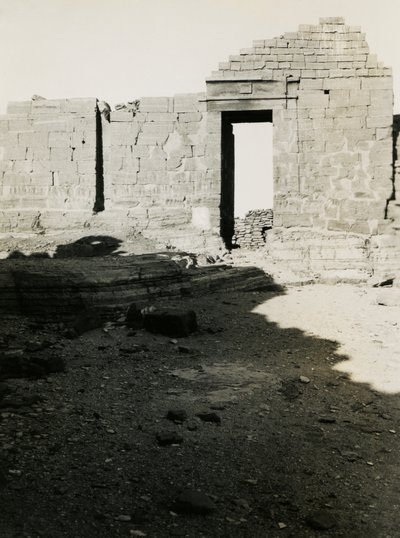 Ruínas de um templo, Qasr Ibrim, Egito, fotografia de Ugo Monneret de Villard de Ugo Monneret de Villard