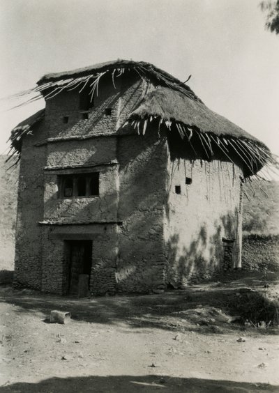 Cabana quadrada com telhado de colmo, Axum, Etiópia, fotografia de Ugo Monneret de Villard de Ugo Monneret de Villard