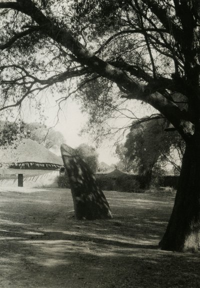 Estela em Axum, Etiópia, fotografia de Ugo Monneret de Villard, cerca de 1937 de Ugo Monneret de Villard