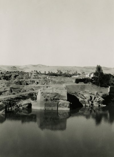 Ruínas do templo na ilha de Elefantina, com o banho de Cleópatra em primeiro plano, Assuão, Egito, fotografia de Ugo Monneret de Villard de Ugo Monneret de Villard