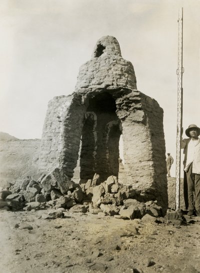Túmulo na necrópole, Qasr Ibrim, Egito, fotografia de Ugo Monneret de Villard de Ugo Monneret de Villard