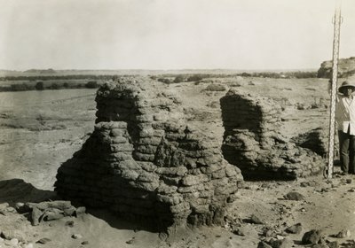 Túmulo na necrópole, Qasr Ibrim, Egito, fotografia de Ugo Monneret de Villard de Ugo Monneret de Villard