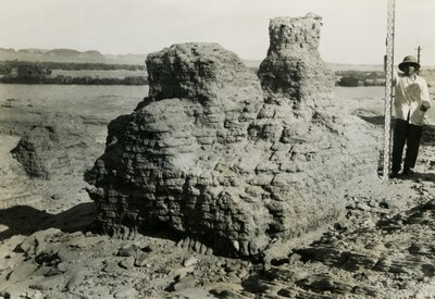 Túmulo na necrópole, Qasr Ibrim, Egito, fotografia de Ugo Monneret de Villard de Ugo Monneret de Villard
