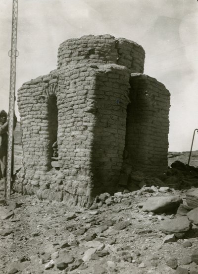 Túmulo na necrópole do norte, Qasr Ibrim, Egito, fotografia de Ugo Monneret de Villard de Ugo Monneret de Villard