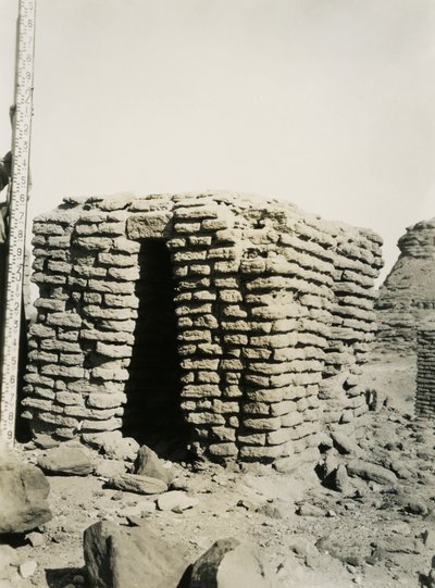 Túmulo na necrópole do norte, Qasr Ibrim, Egito, fotografia de Ugo Monneret de Villard de Ugo Monneret de Villard