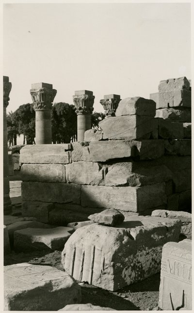 Vista do ninfeu romano, Dendera, Egito, fotografia de Ugo Monneret de Villard de Ugo Monneret de Villard