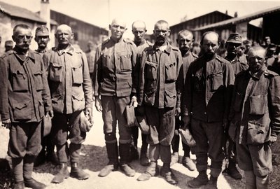 Prisioneiros austríacos em Bagnaria Arsa, Udine, Itália, 04/1916 (foto a p/b) de Ugo Ojetti