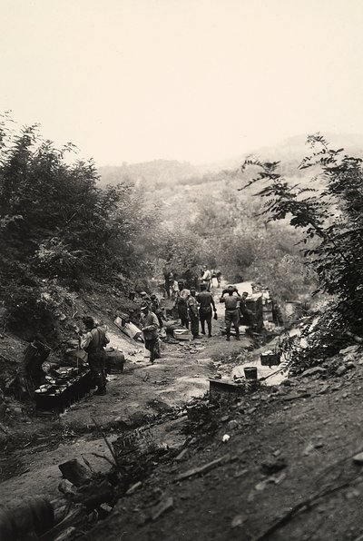 Soldados italianos da Primeira Guerra Mundial em Podgora, na frente ítalo-austríaca (foto p/b) de Ugo Ojetti