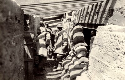 Novas trincheiras italianas, após o avanço em território austríaco na periferia de Selz, durante a Primeira Guerra Mundial, 04-07/1916 (foto a p/b) de Ugo Ojetti