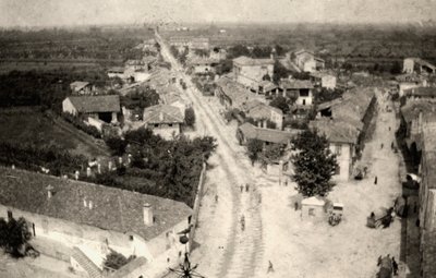 Foto panorâmica da cidade de Romanos, tirada da torre do sino da igreja durante a Primeira Guerra Mundial (foto p/b) de Ugo Ojetti