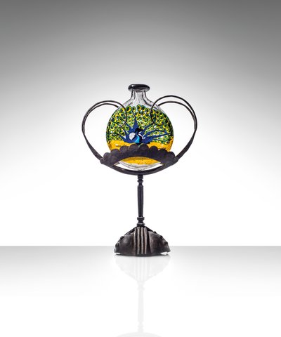 Vaso de mosaico pavão em suporte, c.1922 (vidro fundido fundido à mão e ferro forjado) de Umberto Bellotto