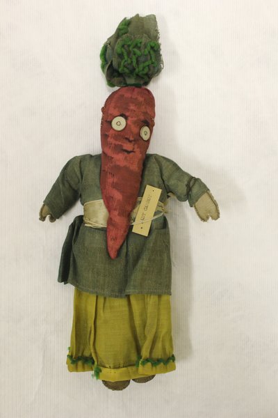 Boneca de trapos Lady Carrot, a cabeça tem a forma de uma cenoura de Una Maw