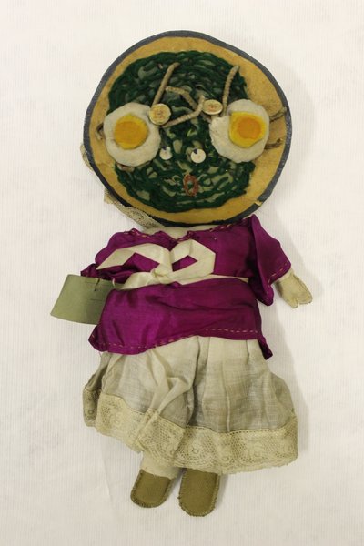 Boneca de trapos Miss Spinach, cabeça em forma de prato de espinafres e ovos de Una Maw