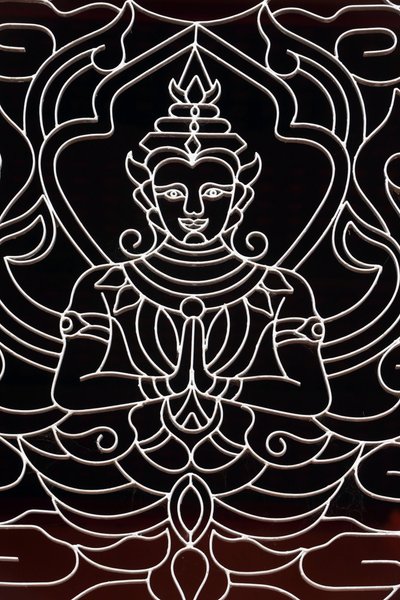 20151028, Vientiane, Laos : Wat Ong Teu templo budista. Uma Deusa decora uma janela de Unbekannt