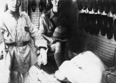 Um oficial britânico em uma loja de sapatos, Bagdá, Mesopotâmia, Primeira Guerra Mundial, 1918 de Unbekannt