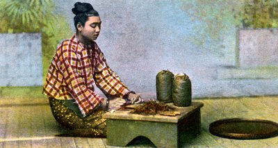 Uma mulher birmanesa fazendo charutos, c1900s de Unbekannt