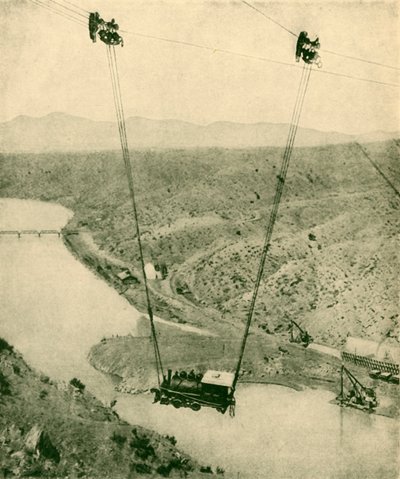 Um motor de empreiteiros sendo balançado através de uma garganta, Rio Grande River, Novo México, 1930. de Unbekannt