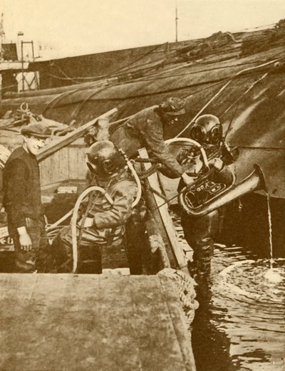 Um mergulhador com eufônio e espadas do alemão Kaiser afundou em Scapa, c1930. de Unbekannt