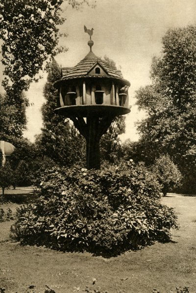 Um pombal - no jardim da marquesa de Bute, St. Johns Lodge, Regents Park, 1920. de Unbekannt
