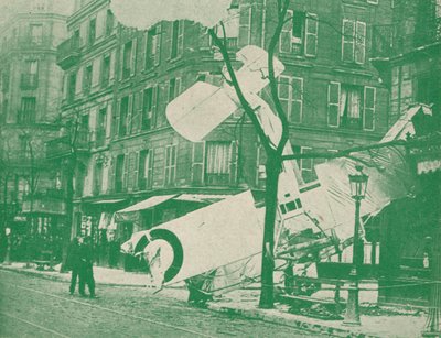 Um avião francês desce em uma rua de Paris, c1917 1919 de Unbekannt