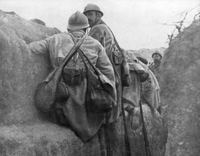 Uma trincheira francesa antes de um ataque, 2ª Batalha de Champagne, França, 25 de setembro de 1915 de Unbekannt
