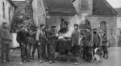 Uma cozinha de campo do exército alemão em uma vila francesa, Primeira Guerra Mundial, 1915 de Unbekannt