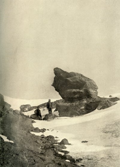 Um grande Kenyte Boulder perto dos aposentos de inverno, c1908, 1909. de Unbekannt