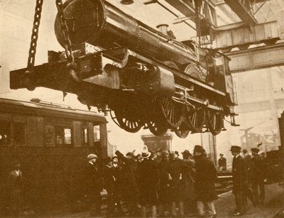 Um cavaleiro de Great Western montado para a inspeção de meninos de escolas públicas que visitam Swindon, c1930. de Unbekannt