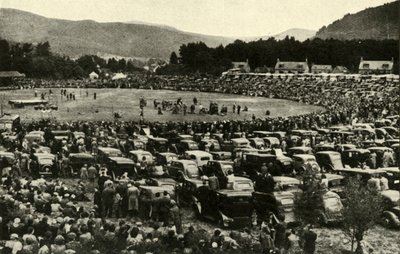 Um encontro nas montanhas em Braemar, c1948. de Unbekannt