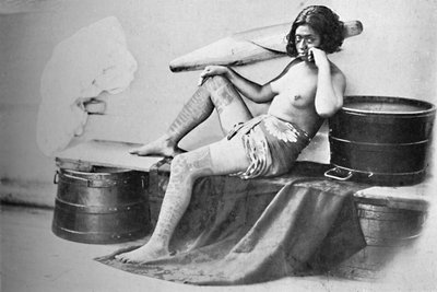 Uma mulher marquesa com a parte inferior das pernas totalmente tatuada, 1902 de Unbekannt