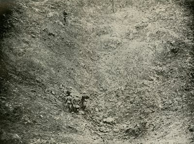 Uma cratera de mina em High Wood, 1919. de Unbekannt