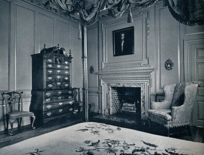 Um baú sobre o peito da Nova Inglaterra com base de Bombe em um dos quartos do palácio de Williamsburg, de Unbekannt