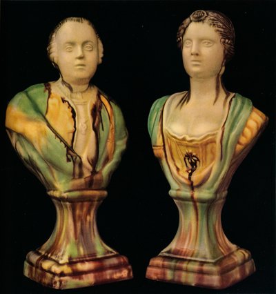 Um par de bustos de barro de Staffordshire representando o rei George III e a rainha Charlotte, com Tr de Unbekannt
